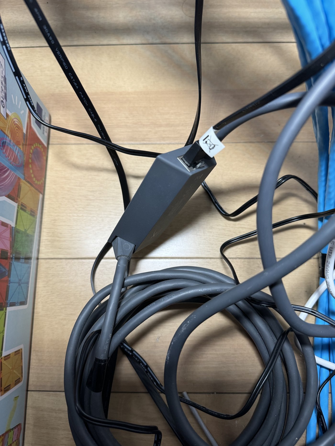 Starlinkのイーサネットアダプター。ルーターとの間に噛ませて、ようやくLANケーブルが挿せるようになる