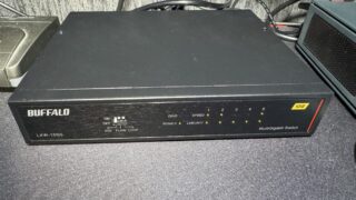 バッファローの10G対応スイッチングハブ LXW-10G5 の正面。LINK/ACTのLEDが点灯している