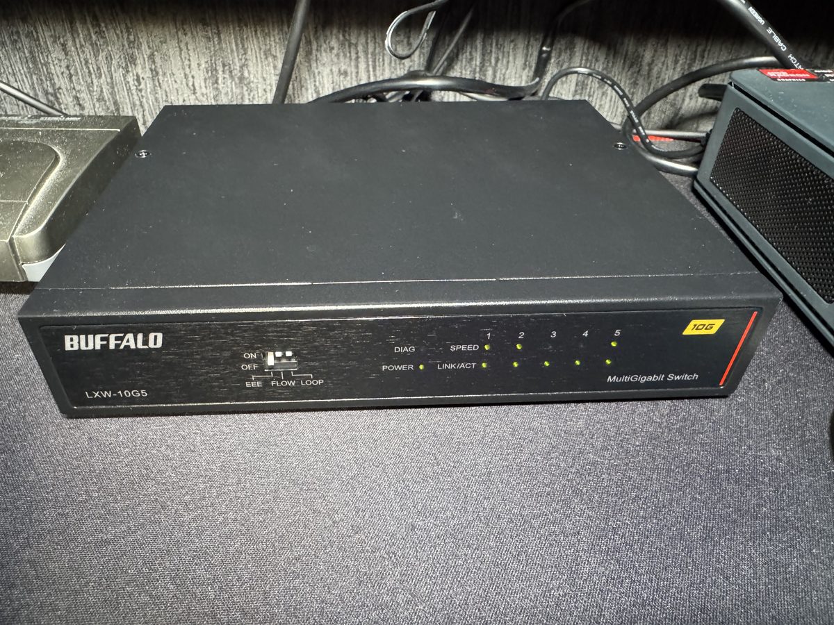 買ったバッファローのスイッチングハブ LXW-10G5/N。前面のLINK/ACTランプが光っている状態。