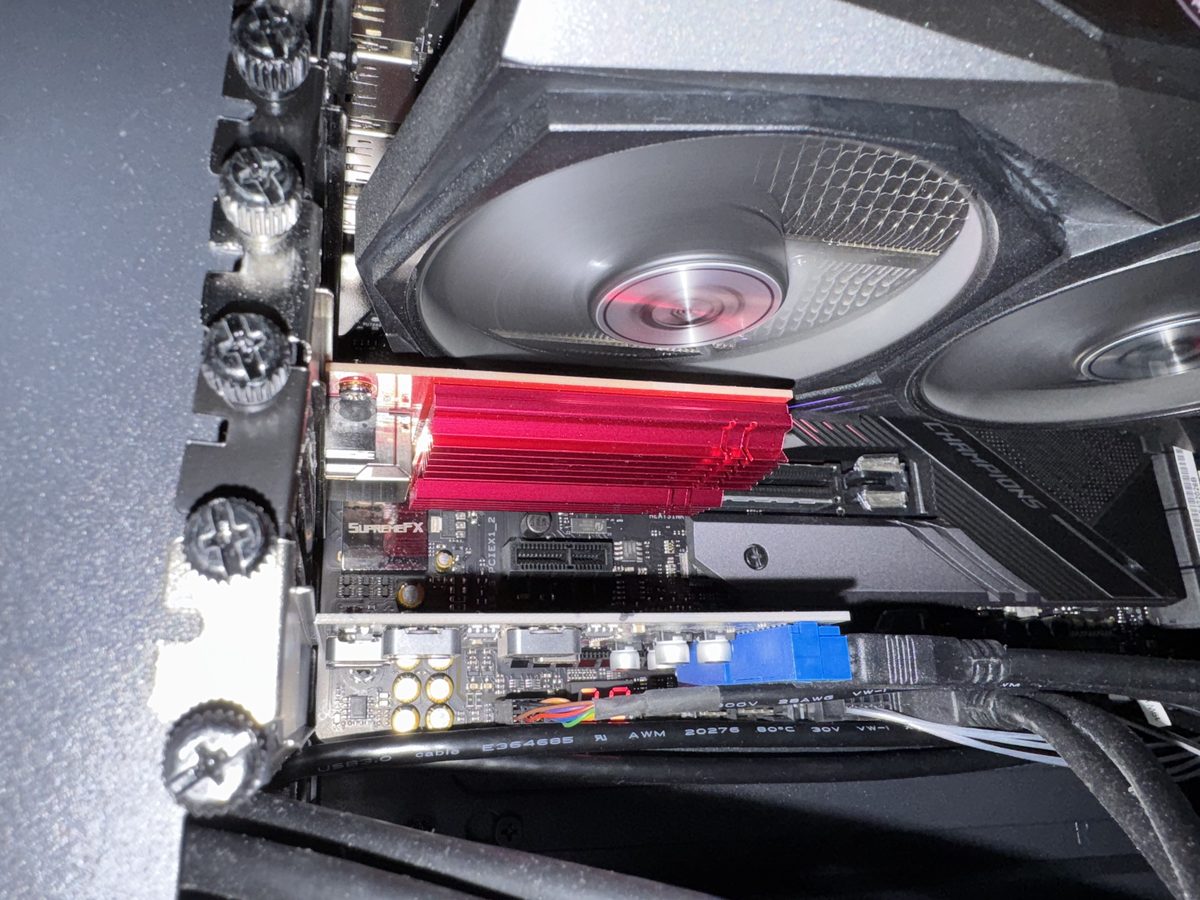 PCI Expressスロットに挿したTP-Link TX401。赤いヒートシンクが目立つ。