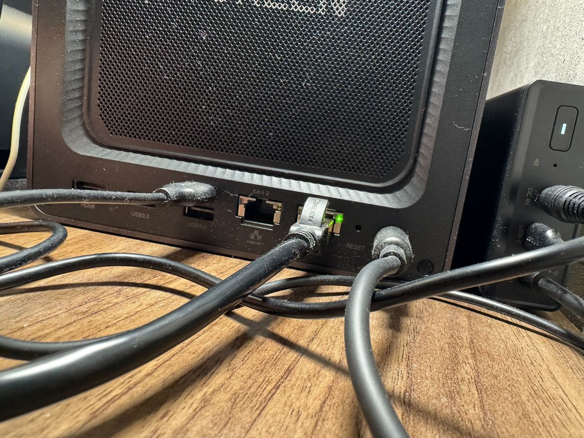 背面。挿さっているのは電源とLANとUSBだけで、配線そのものは単純。