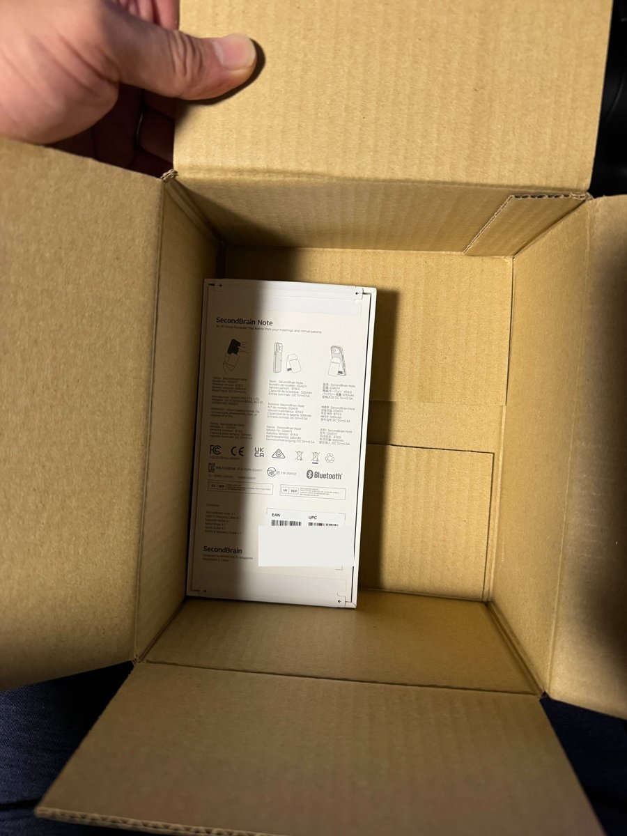 届いた段ボールを開けたところ。製品の箱だけが入っていて、緩衝材は無かった