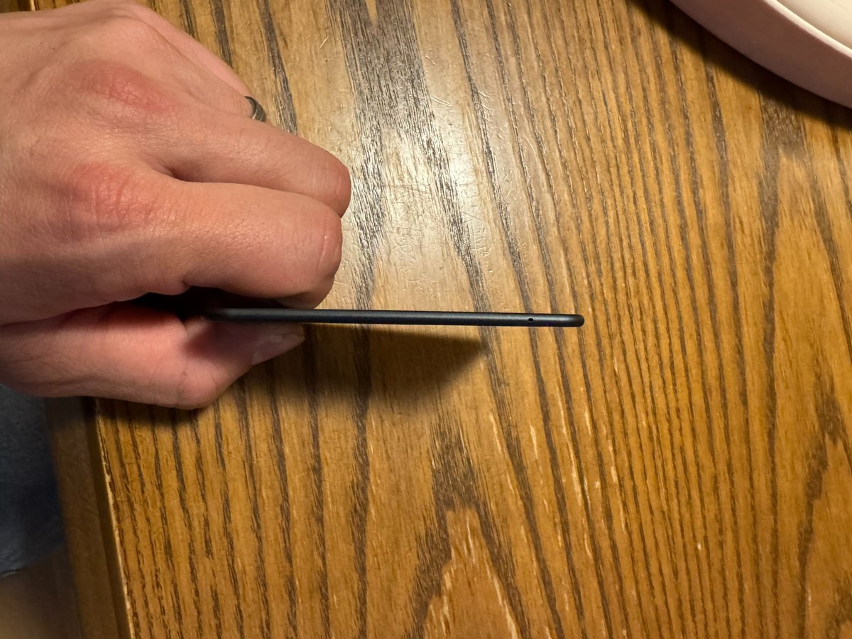 SecondBrain Noteの本体を横から見たところ。カードくらいの薄さ