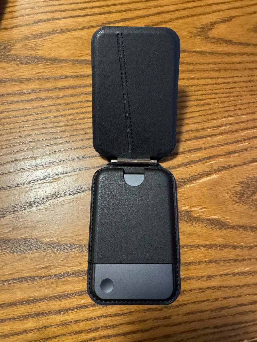 付属のMagSafe対応ケースを開けたところ。本体はこの中に収まる