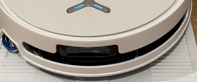 本体の正面。真ん中の黒い窓に「AIVI 3D」と書かれている